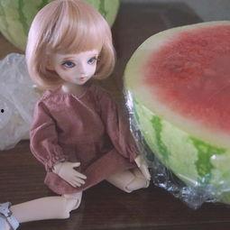 萌儿吃瓜,欢乐童趣瞬间