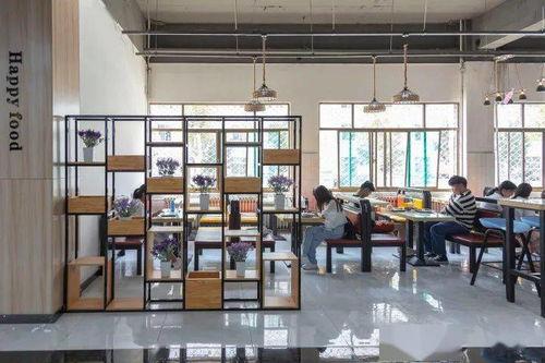 德州学院餐厅吃瓜,瓜果飘香，美食共享的校园时光