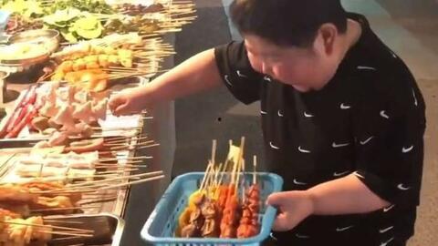 姐姐请客吃瓜,姐姐请客，共享欢乐时光