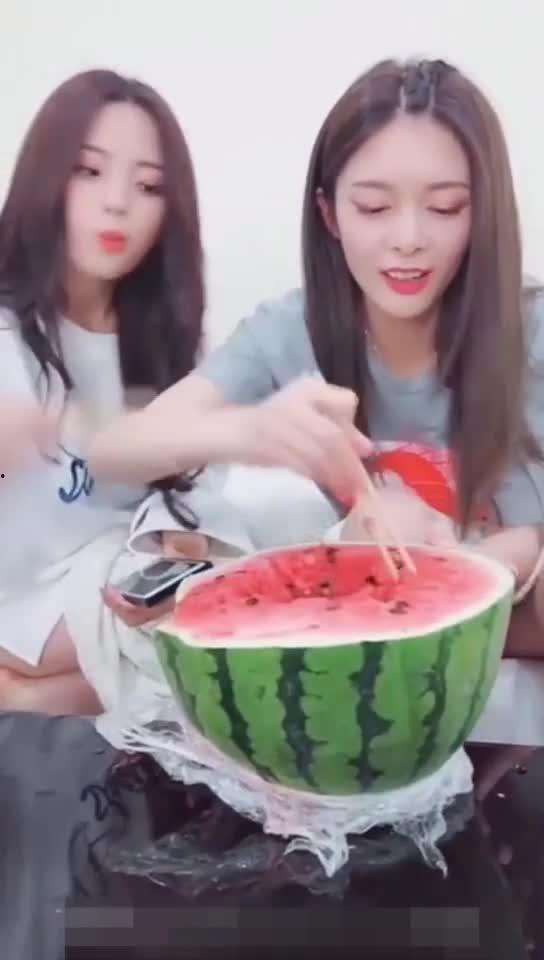 优雅的姿势吃瓜,品味瓜香——解锁夏日休闲新风尚