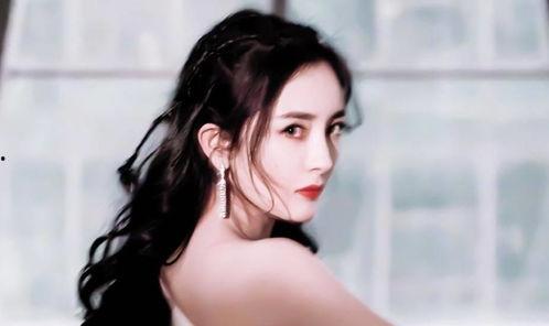 杨幂动感吃瓜,展现明星魅力与幽默风趣