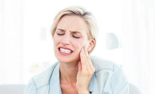 孩子吃瓜门牙疼,家长需警惕饮食安全